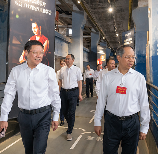 貴州省人大“高質(zhì)量發(fā)展，代表在行動(dòng)”活動(dòng)
走進(jìn)貴州珍酒