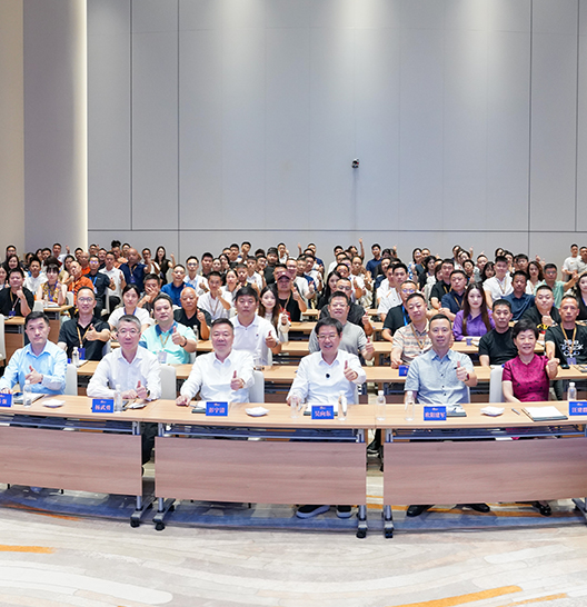 再創(chuàng)全網(wǎng)最熱直播！
吳向東揭秘行業(yè)最火超級(jí)論壇